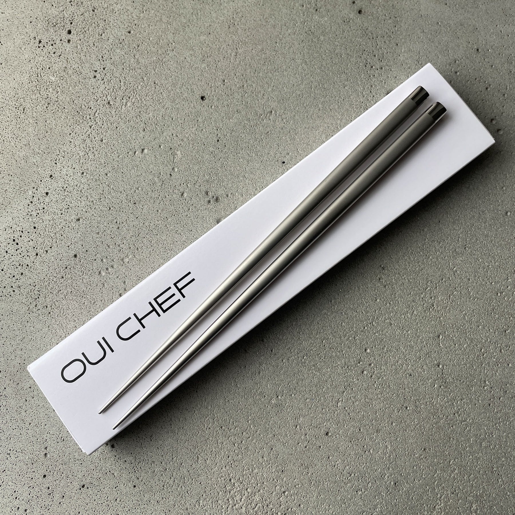 oui_chef_eating_chopsticks_220mm_hers